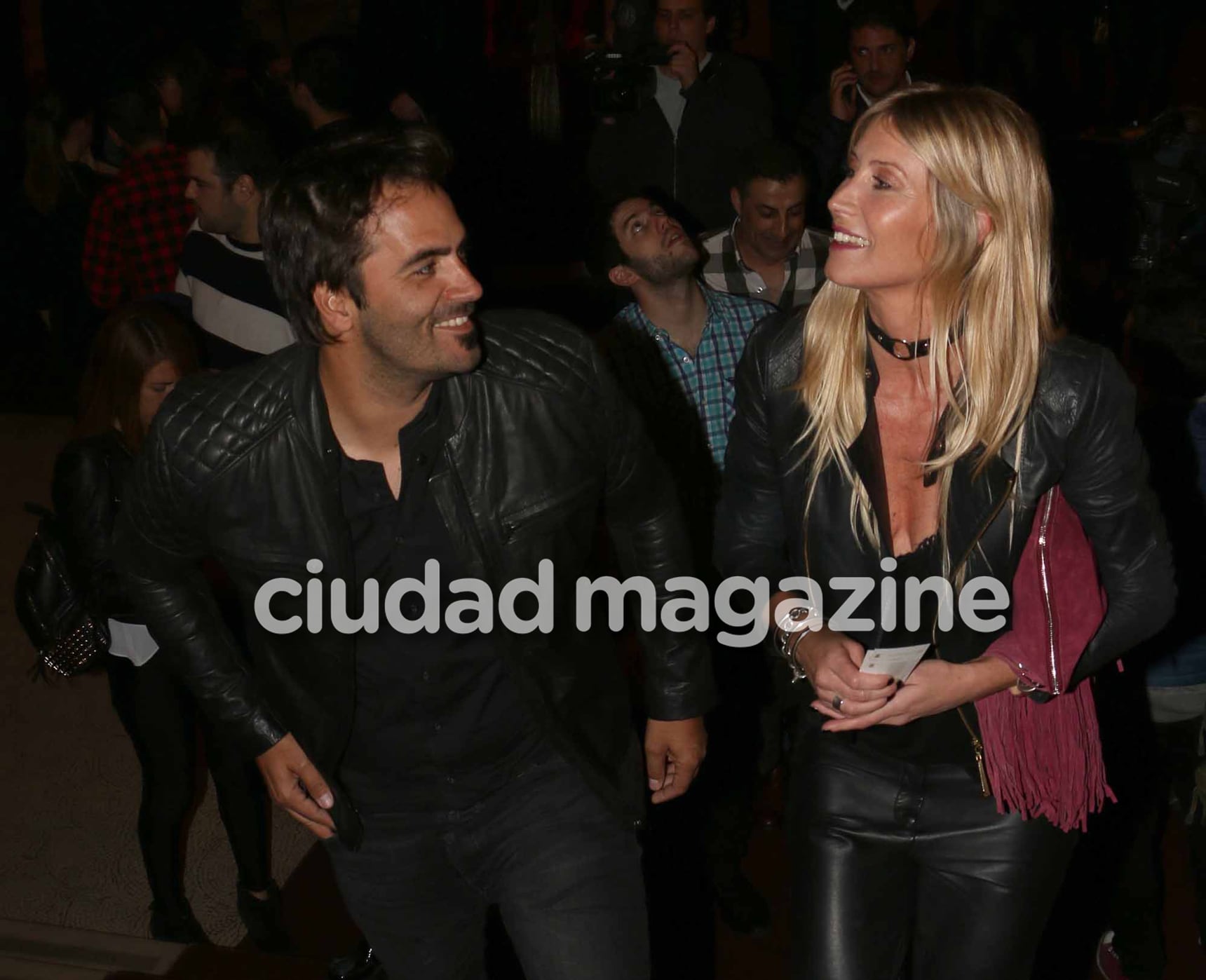 ¡Amor en el teatro Colón! Soledad Solaro, enamorada de su novio empresario en la noche porteña. (Foto: Movilpress)