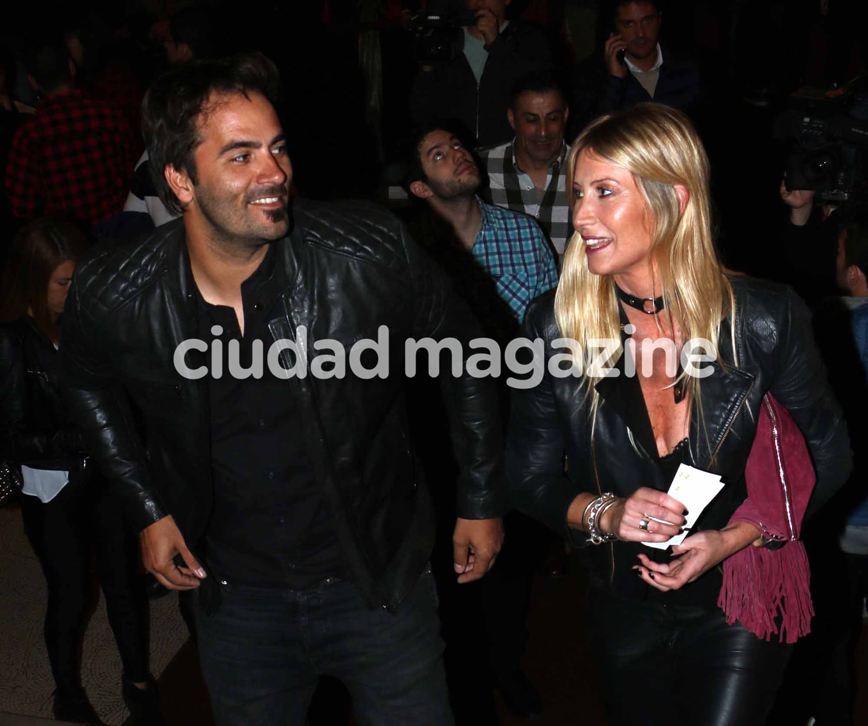 ¡Amor en el teatro Colón! Soledad Solaro, enamorada de su novio empresario en la noche porteña. (Foto: Movilpress)