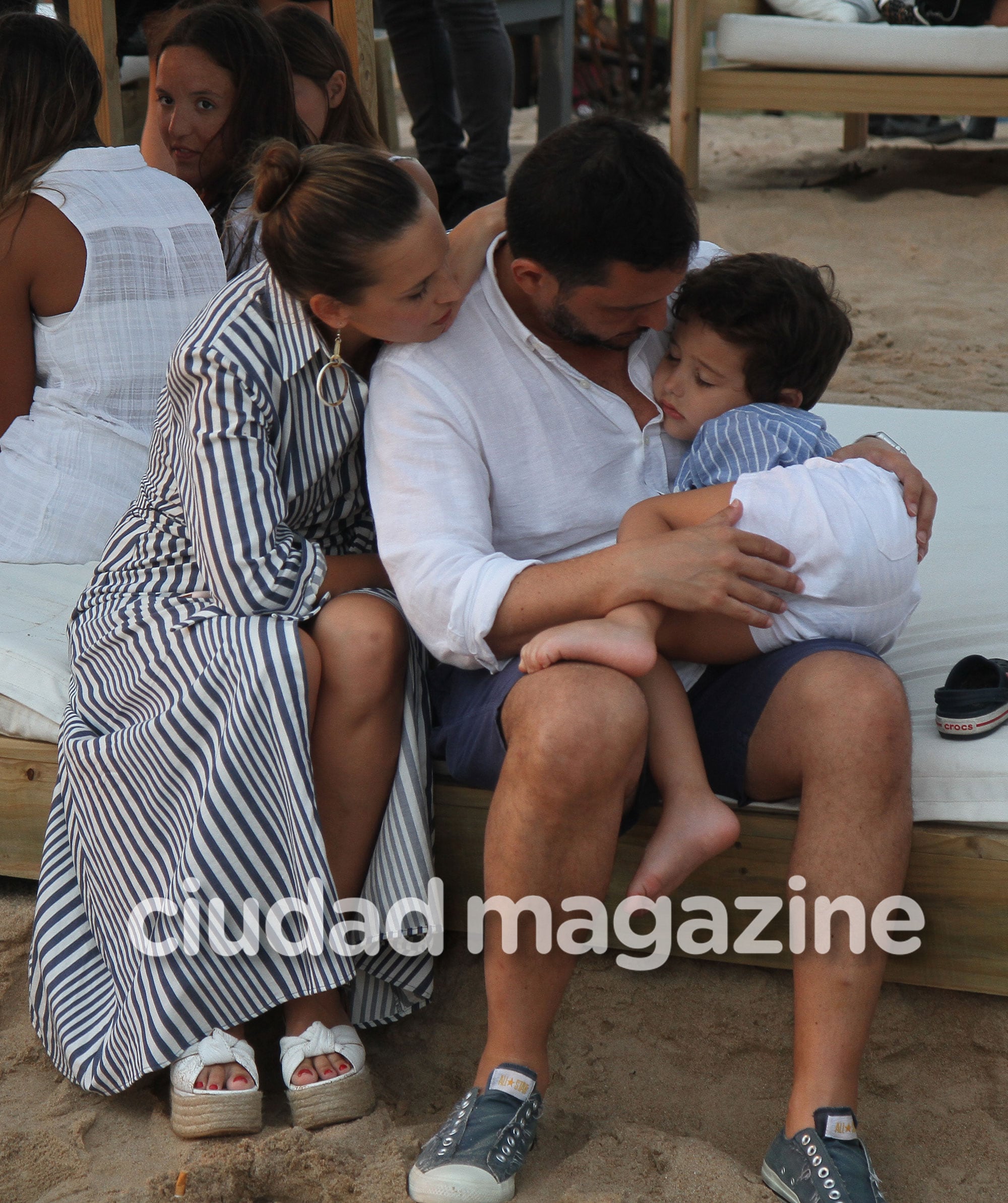 ¡Amor en familia! Sabrina Garciarena y Germán Paoloski, con sus hijos en Punta del Este. (FOTO: GM PRESS)