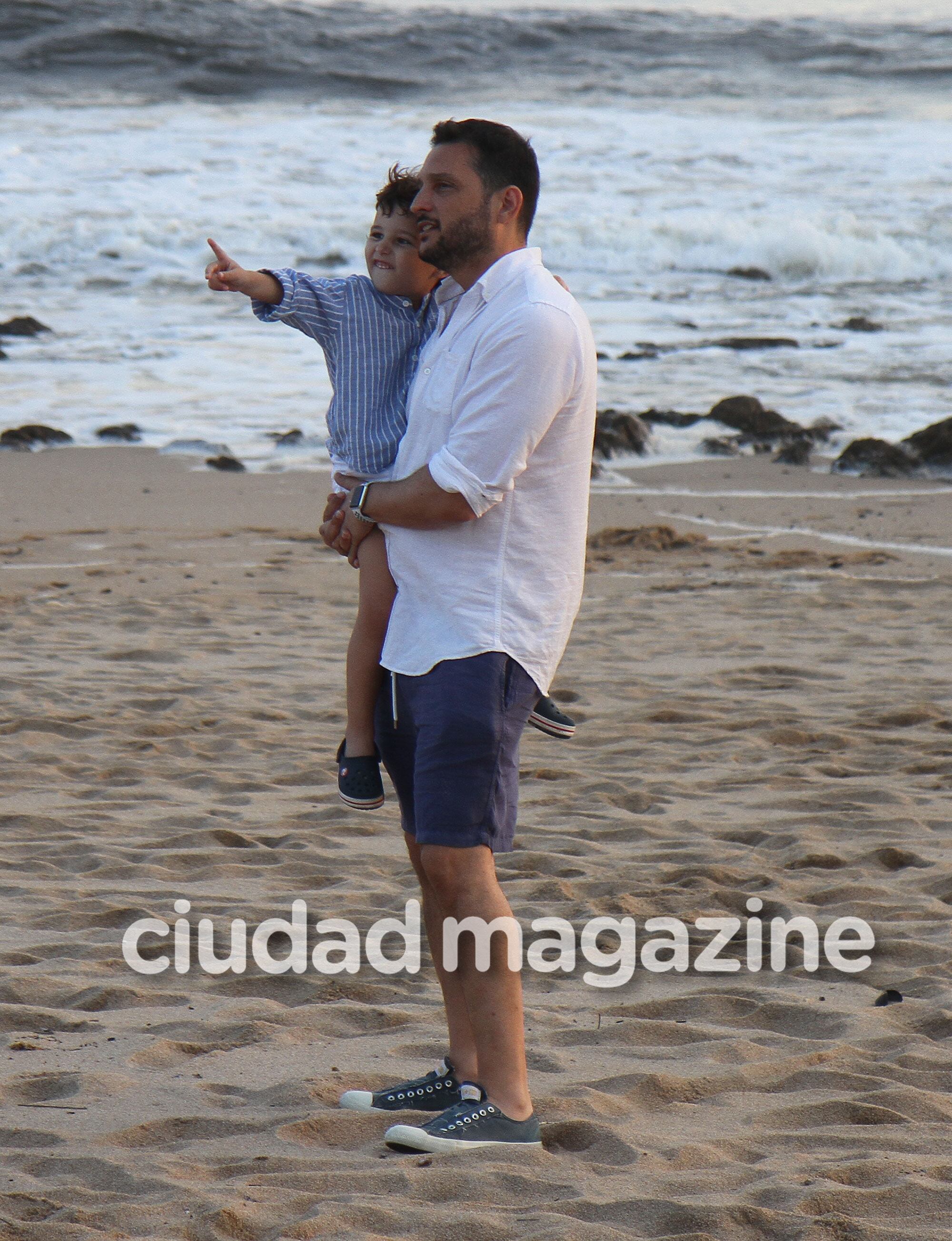 ¡Amor en familia! Sabrina Garciarena y Germán Paoloski, con sus hijos en Punta del Este. (FOTO: GM PRESS)