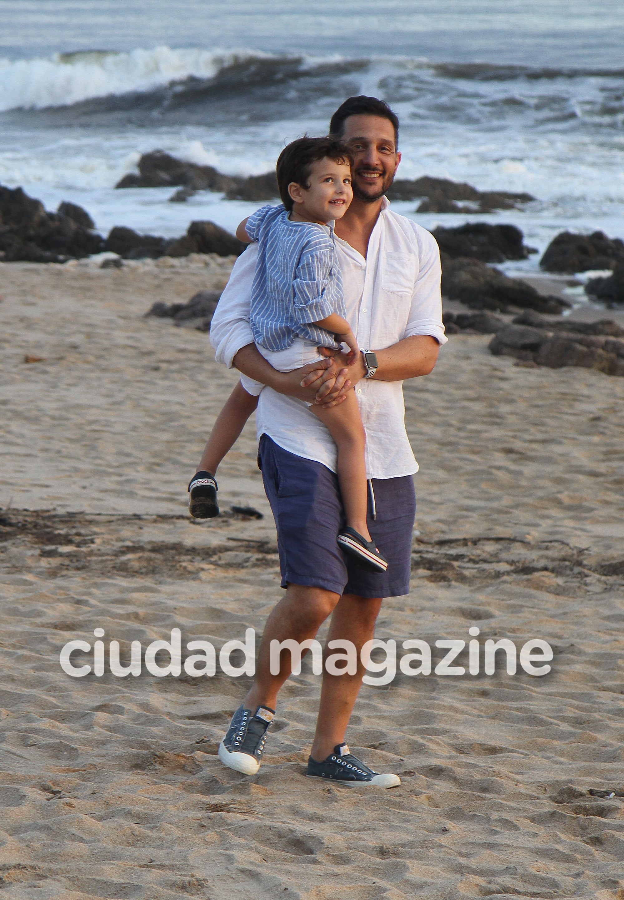 ¡Amor en familia! Sabrina Garciarena y Germán Paoloski, con sus hijos en Punta del Este. (FOTO: GM PRESS)