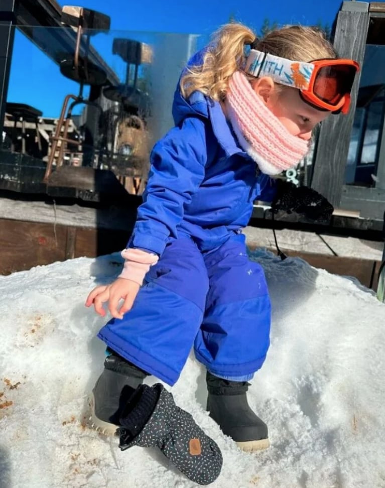 Ana eligió el azul y el naranja para sus outfits de nieve.