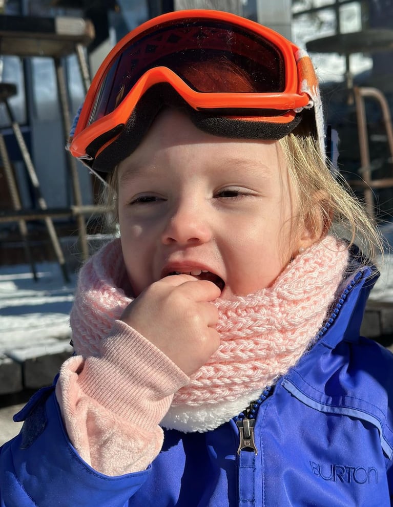 Ana eligió el azul y el naranja para sus outfits de nieve.