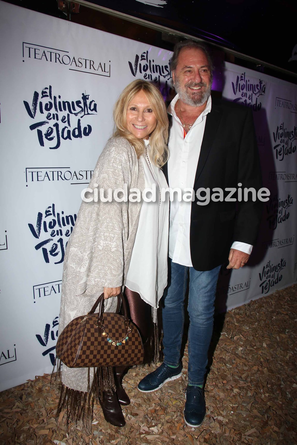 Ana Rosenfeld y su marido, en el estreno de El violinista en el tejado. Foto: Movilpress.