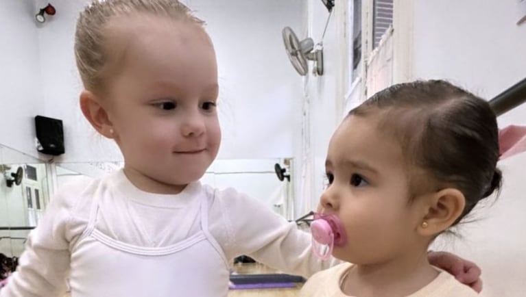 Ana y Sarah en la misma clase de baile.