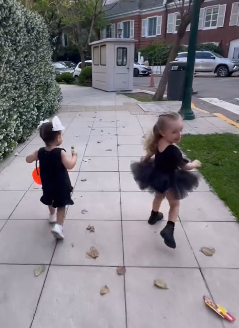 Ana y Sarah hicieron "dulce o truco" con Pampita y Barby.