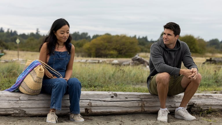  Andrea Bang como Waverly Liu y Robbie Amell como Blake Hamilton en "Flotar".