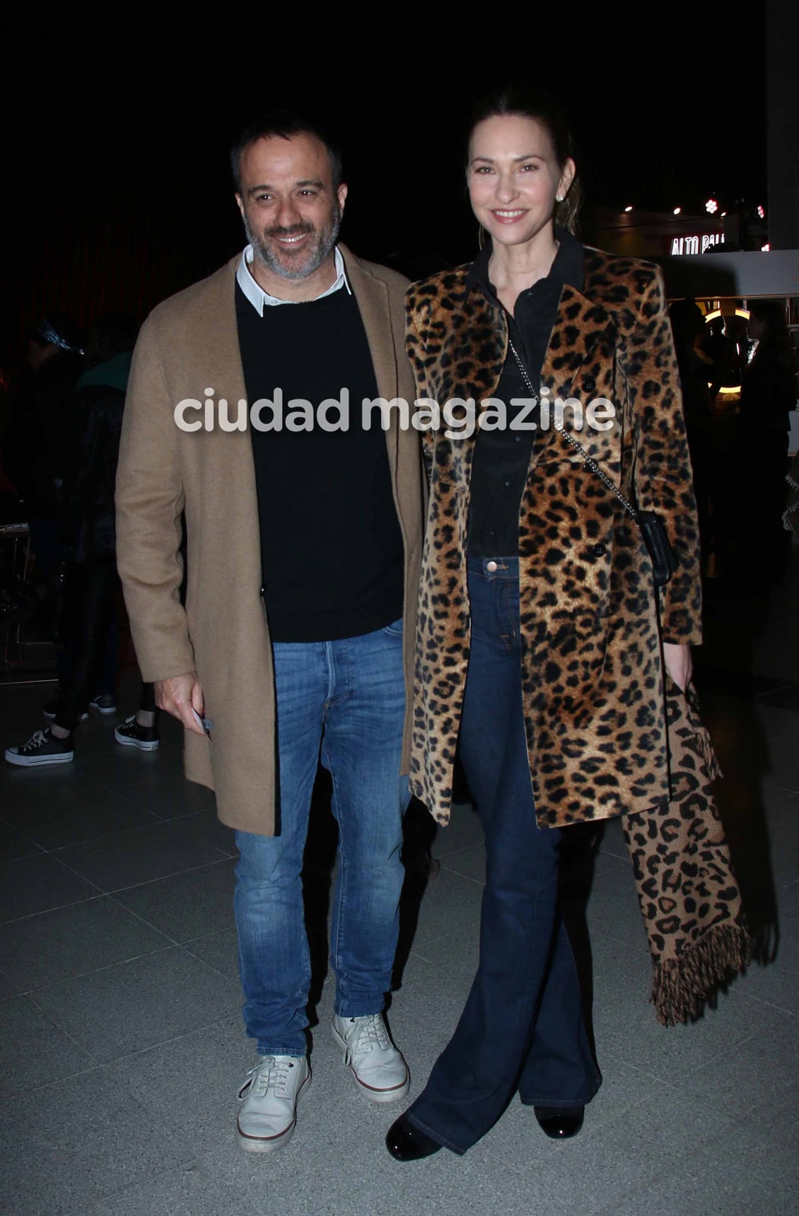 Andrea Bursten y su pareja, en el desfile de Mica Tinelli. (Foto: Movilpress)