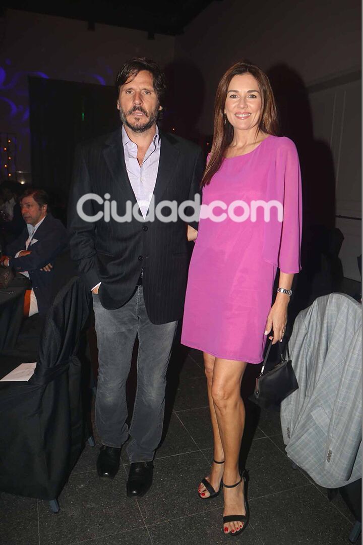 Andrea Frigerio, de fucsia, con su marido.  (Foto: Movilpress)