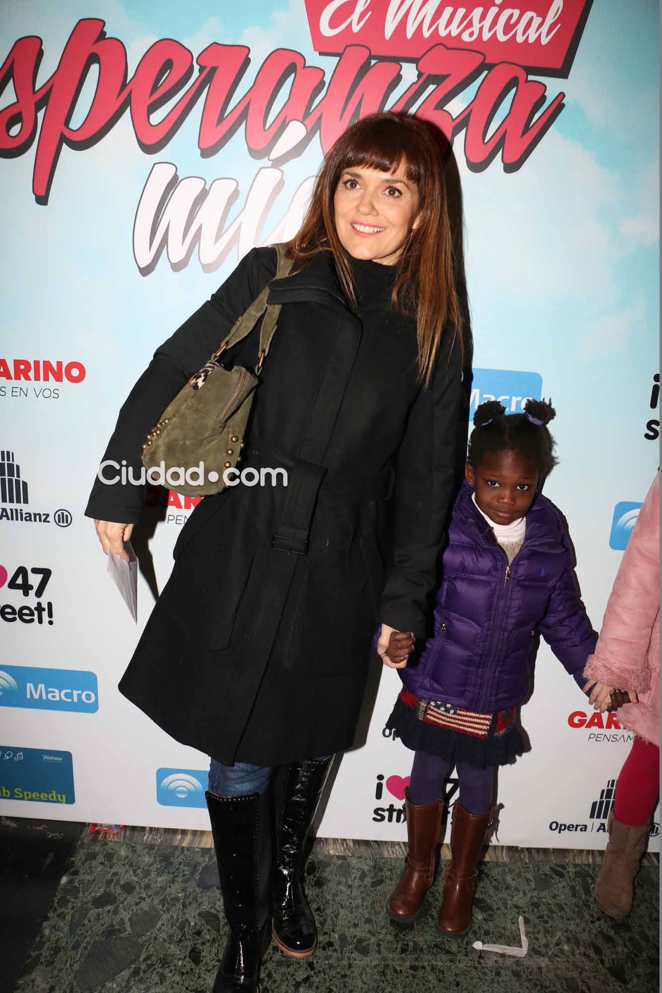 Andrea Pietra y su hija, en el estreno de Esperanza Mía, el musical (Foto: Movilpress)