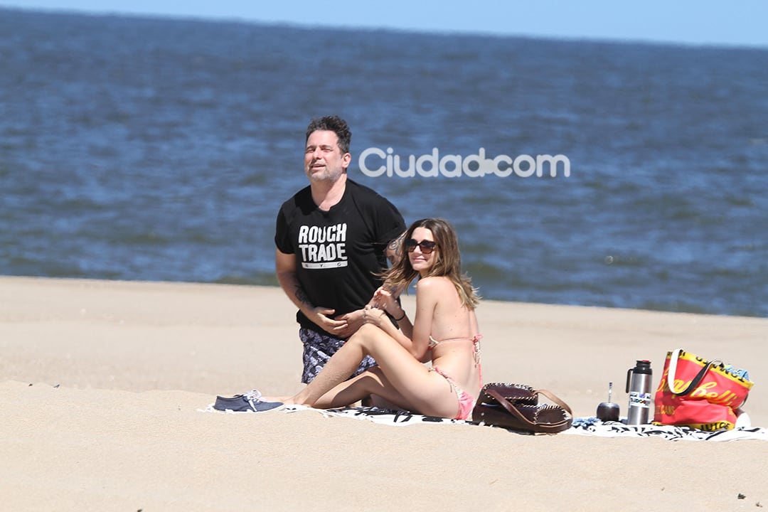 Andrés Calamaro y Micaela Breque, amor y relax en Punta del Este (Foto: PC3)