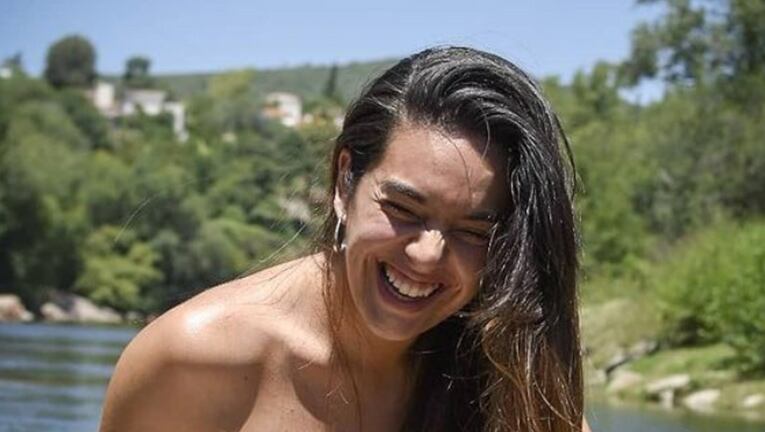 Ángela Leiva posteó fotos en bikini e hizo una divertida aclaración: No es un bebé, es cerveza