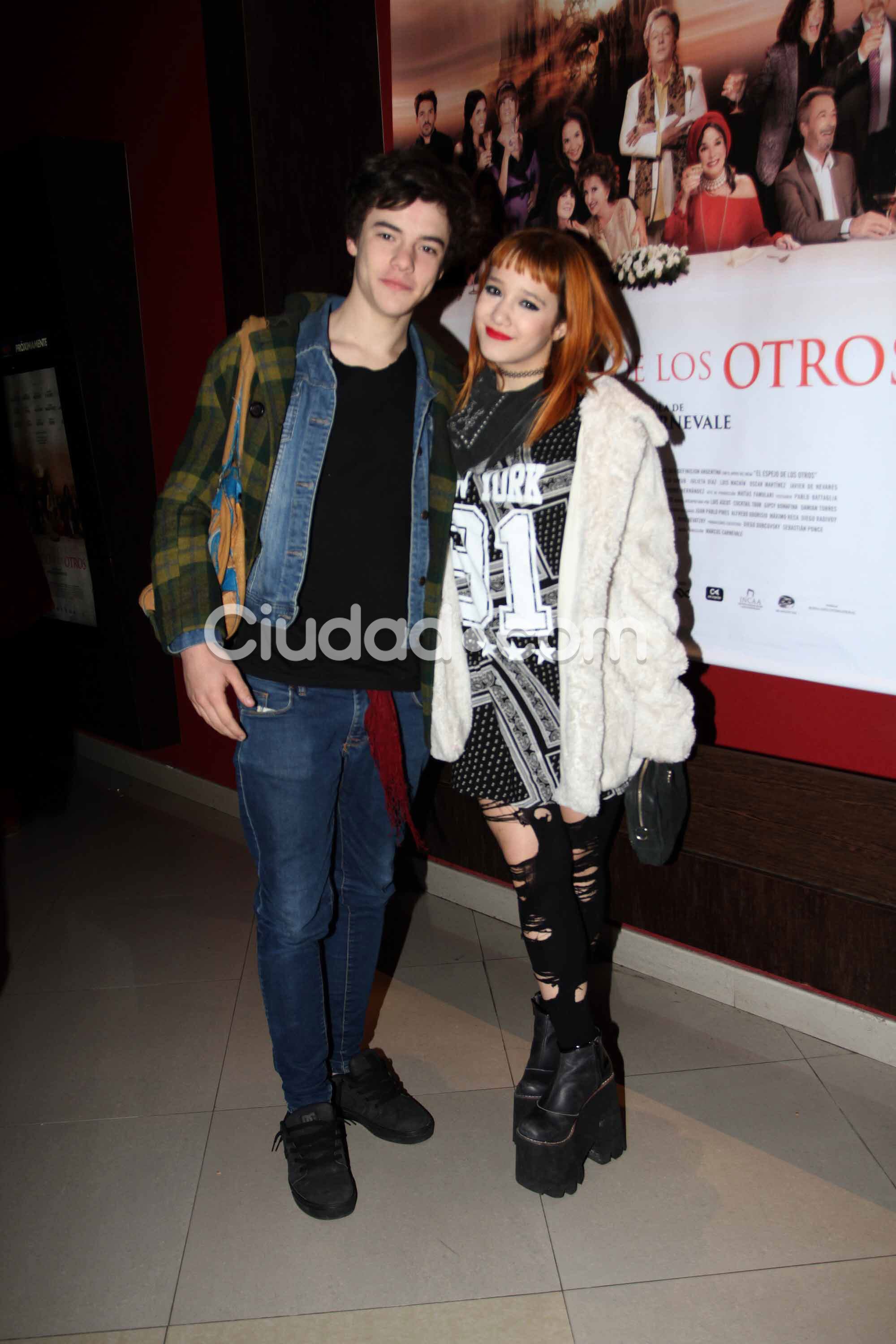 Ángela Torres y su novio, en el estreno de El espejo de los otros (Foto: Movilpress)