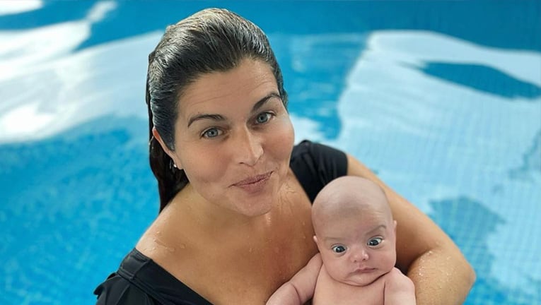 Angie Balbiani mostró el rostro de su bebé con una tierna fotos juntos en la piscina.