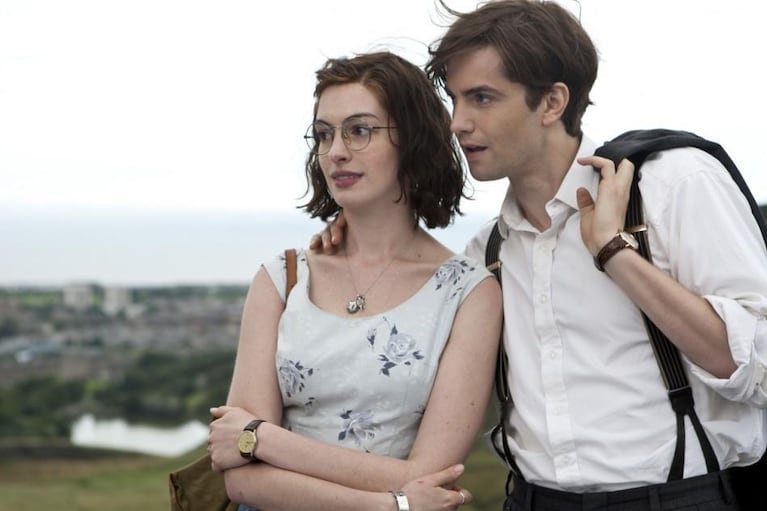 Anne Hathaway como Emma y Jim Sturgess como Dexter en "Siempre el Mismo Día".