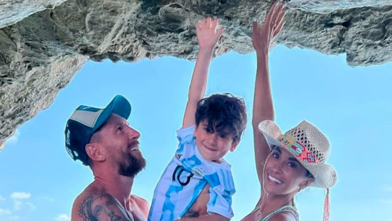 Antonela Roccuzzo compartió el álbum de fotos de sus vacaciones con amigos en Ibiza.