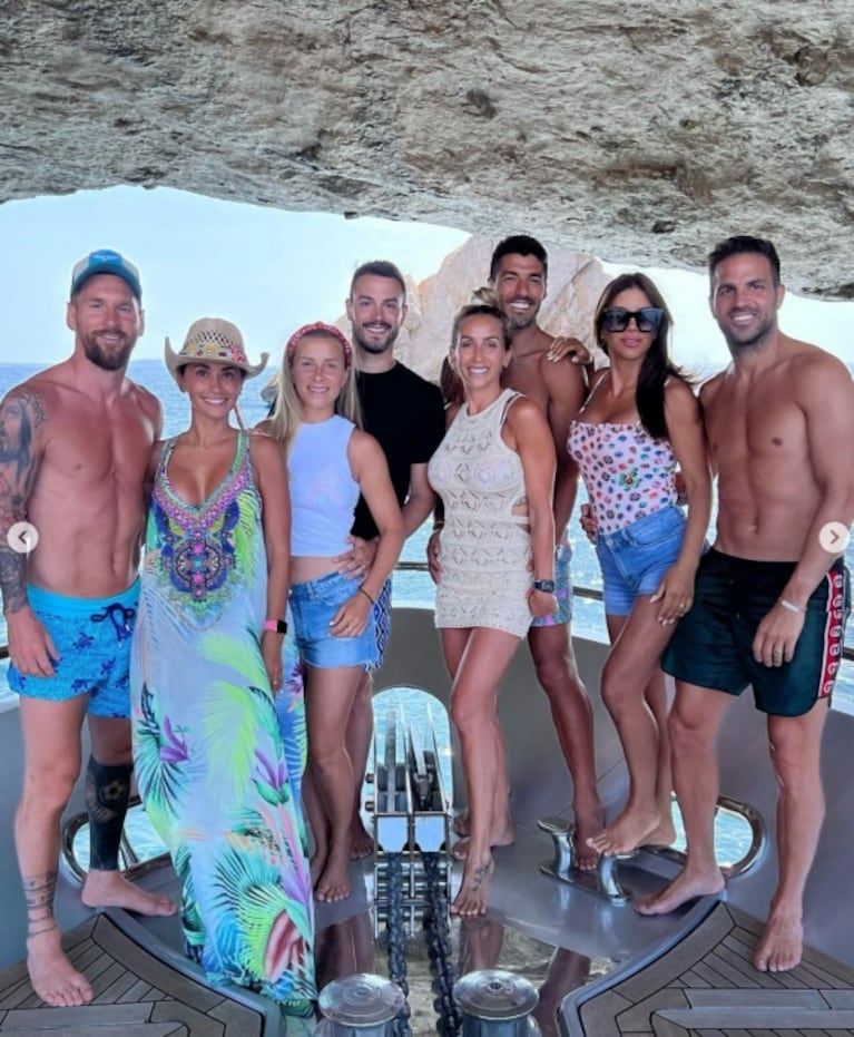 Antonela Roccuzzo compartió el álbum de fotos de sus vacaciones con Messi y amigos en Ibiza