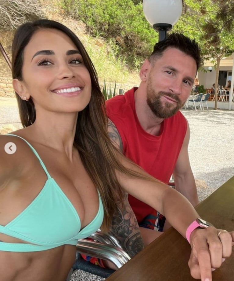 Antonela Roccuzzo compartió fotos de sus vacaciones con Lionel Messi en Ibiza: familia, amor y sensualidad