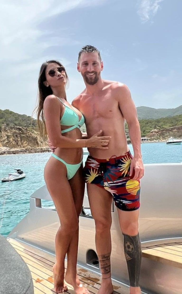 Antonela Roccuzzo compartió fotos de sus vacaciones con Lionel Messi en Ibiza: familia, amor y sensualidad