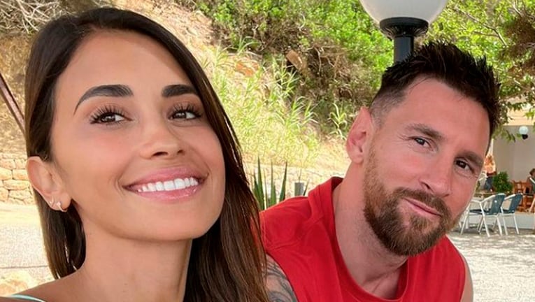 Antonela Roccuzzo compartió sensuales fotos de sus vacaciones con Lionel Messi en Ibiza.