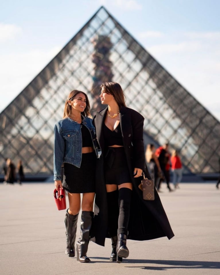 Antonela Roccuzzo deslumbró con crop top y minifalda en el desfile de Louis Vuitton en París 