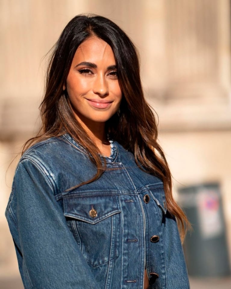 Antonela Roccuzzo deslumbró con crop top y minifalda en el desfile de Louis Vuitton en París 