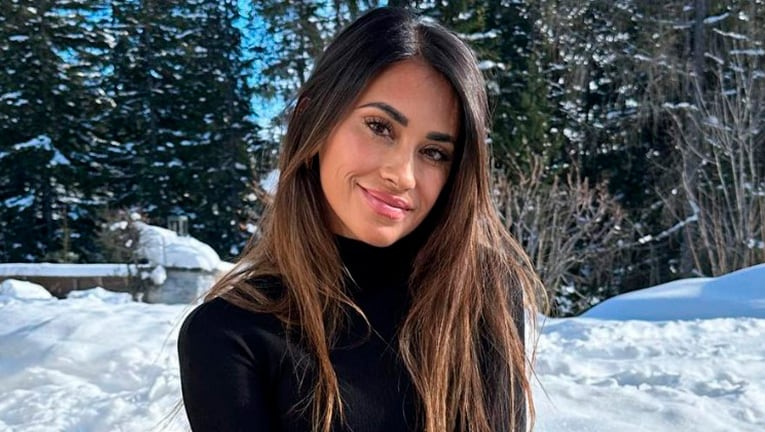 Antonela Roccuzzo eligió este original outfit total black para disfrutar de sus vacaciones en la nieve.