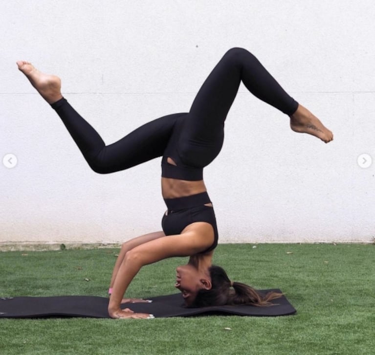 Antonela Roccuzzo empezó a practicar yoga y se animó a una compleja postura de cabeza