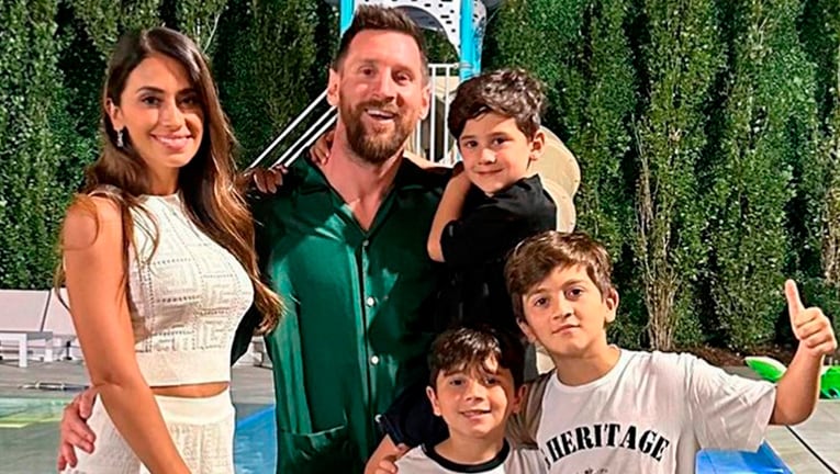 Antonela Roccuzzo enterneció a sus fans con la cariñosa foto de Lionel Messi haciendo "fiaca" con sus hijos.