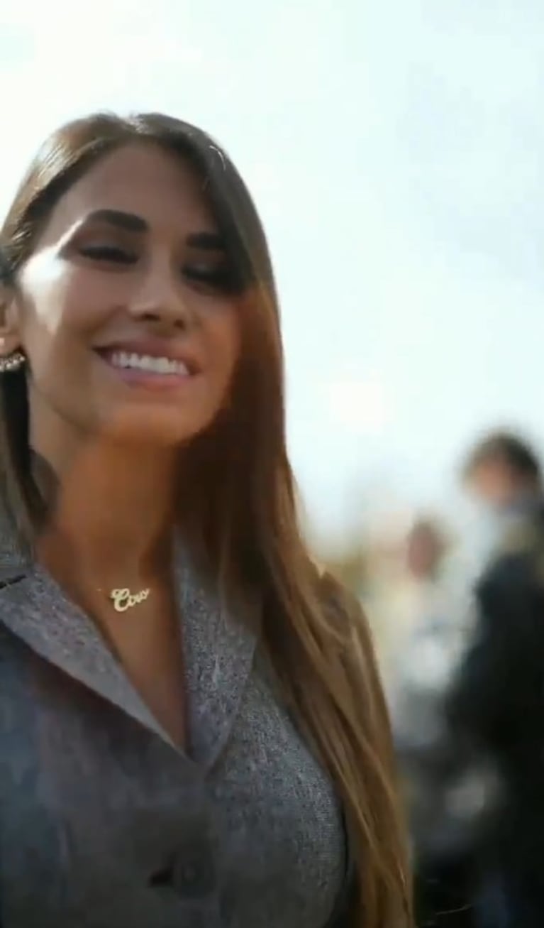 Antonela Roccuzzo impactó con su look en un desfile de Dior: saco "sastrero", calzas y accesorios dorados