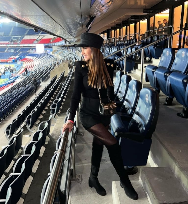  Antonela Roccuzzo lució look total black, mini, boina y cartera de Chanel: los elogios de Messi y Lali