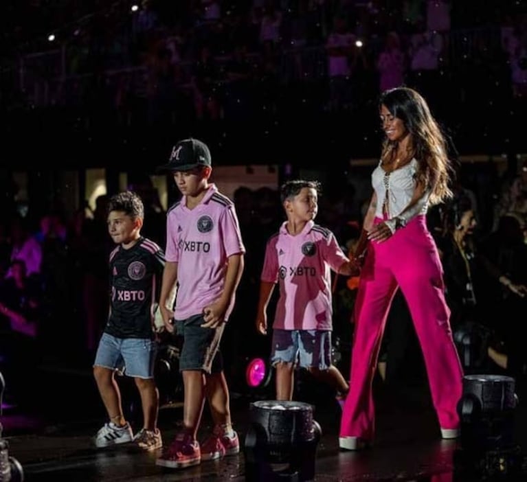 Antonela Roccuzzo se mostró en la playa y le dedicó un romántico mensaje a Messi 