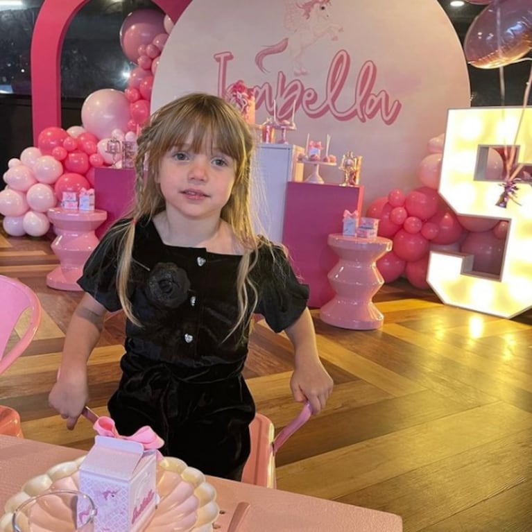 Antonela Roccuzzo, tras los rumores de mala onda con Wanda Nara, estuvo en el cumpleaños de Isabella: "Las mamis"