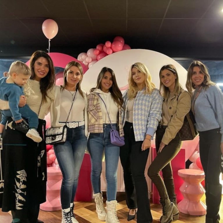 Antonela Roccuzzo, tras los rumores de mala onda con Wanda Nara, estuvo en el cumpleaños de Isabella: "Las mamis"