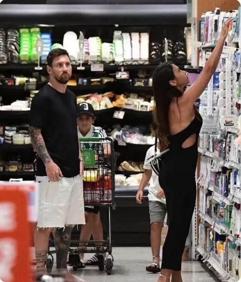 Antonela Roccuzzo y Leo Messi en el supermercado en Miami.