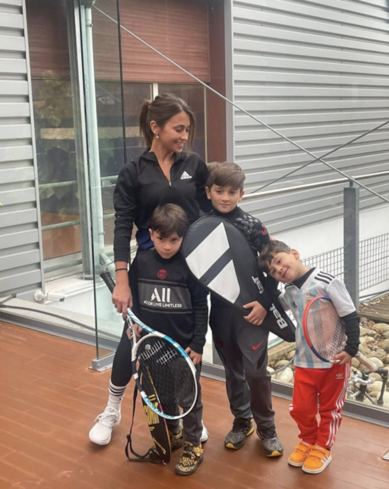 Antonela Roccuzzo y sus tres hijos con Lionel Messi empezaron a tomar clases de tenis: "Con ellos"