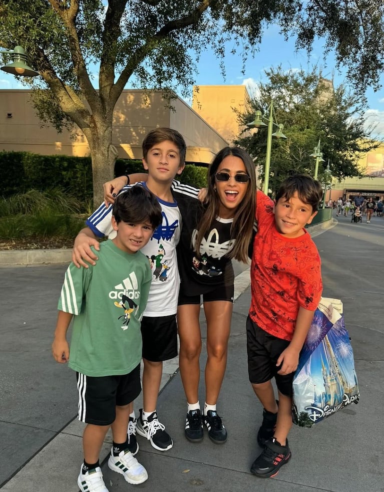 Antonela y sus hijos pasaron el día en Disney.