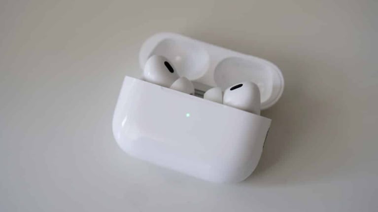 Apple actualiza la patente de un estuche de carga para AirPods: por qué mejora la interacción con Siri 