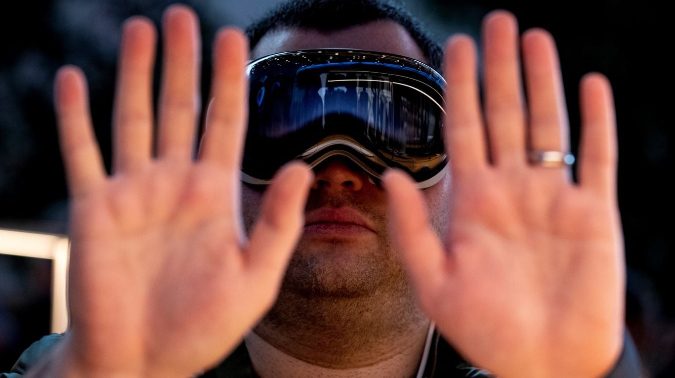 Apple Vision Pro debutó en el mercado a inicios de febrero. (Foto: EFE/EPA/ETIENNE LAURENT)