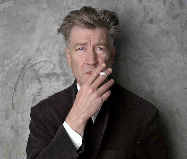 ARCHIVO - El cineasta David Lynch posa en su casa de Los Ángeles el 14 de marzo de 2002. (Foto AP/Chris Weeks, archivo)