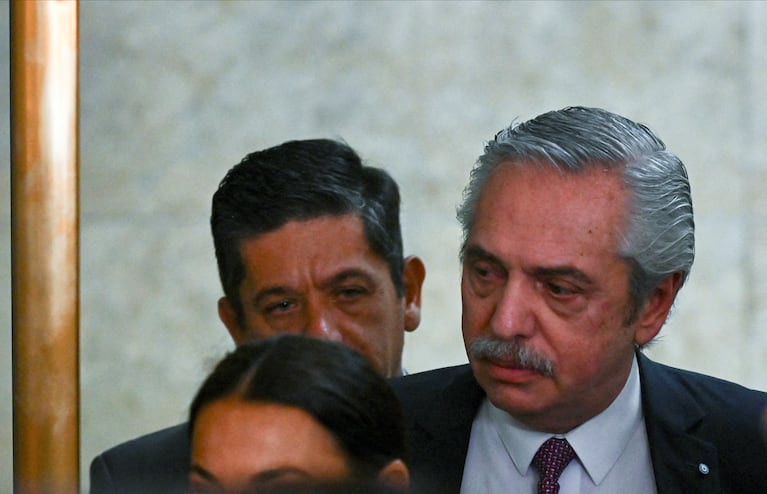 Argentina's former President Alberto Fernandez looks on as he leaves a court after questioning over alleged gender violence, psychological harm and phone harassment towards his ex-partner and former first lady Fabiola Yanez, in Buenos Aires, Argentina February 4, 2025. REUTERS/Pedro Lazaro Fernandez REFILE - QUALITY REPEAT