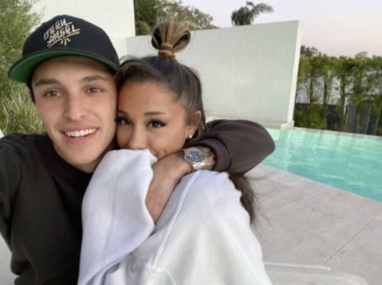 Ariana Grande se mostró por primera vez con su novio: cumple feliz a puro beso y baile