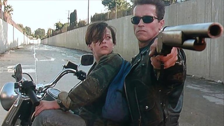 Arnold Schwarzenegger como Terminator T-800 y Edward Furlong como John Connor en "Terminator 2: El Juicio Final", ya disponible en Netflix. 