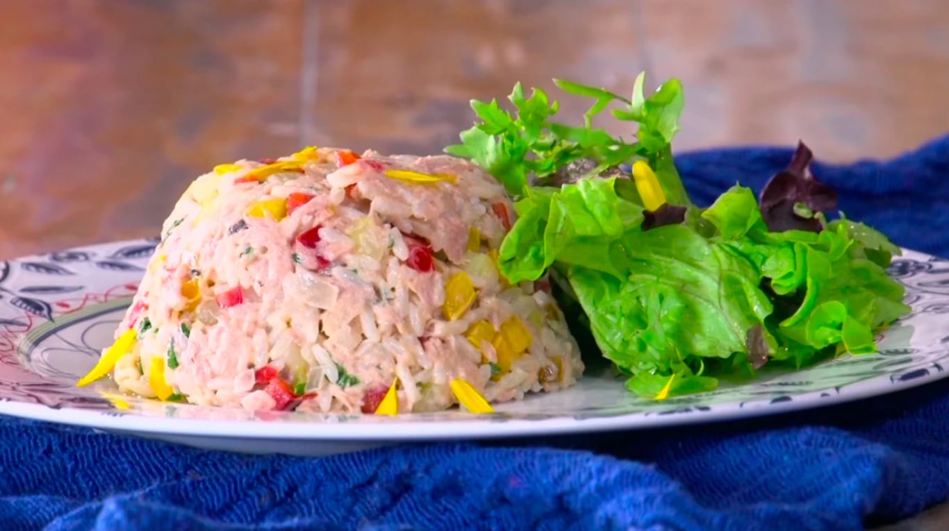 Arroz con atún y huevo mollet: un plato reconfortante que ofrece placer en cada bocado