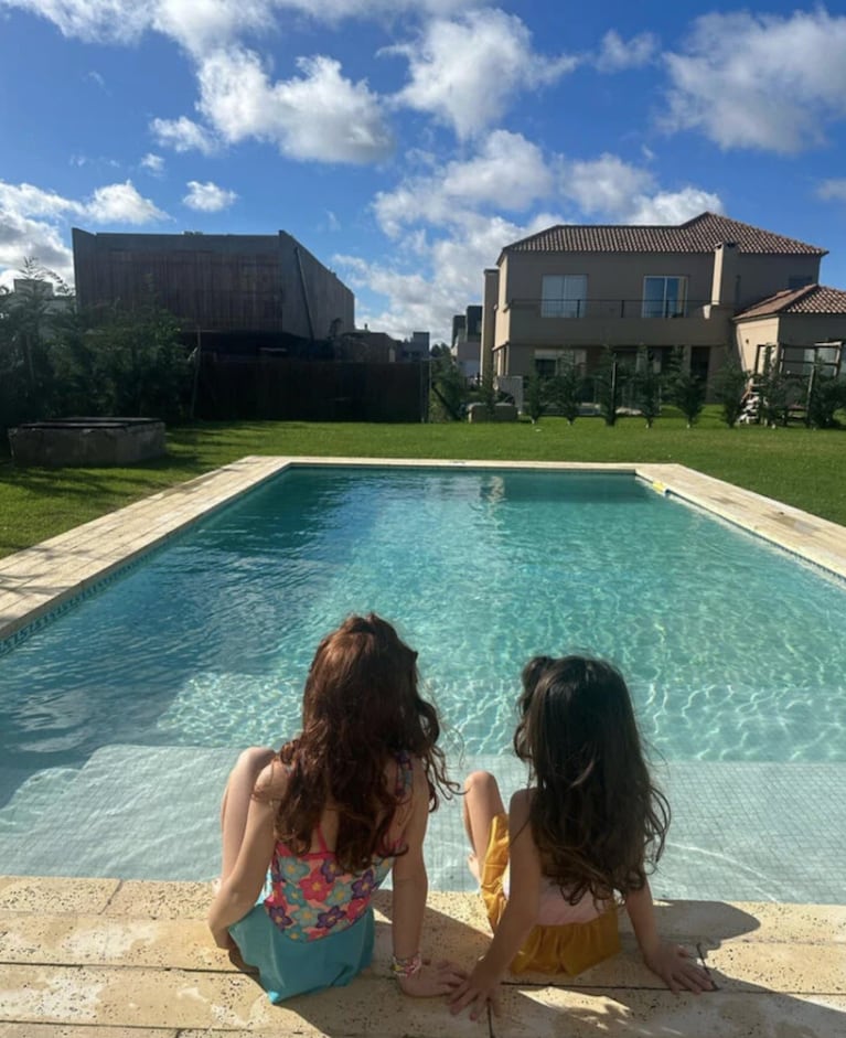 Así es la casa en la que La Joaqui vive con sus hijas: minimalismo y diseño en un exclusivo barrio privado