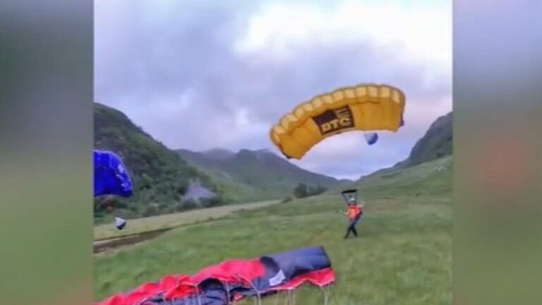 Así fue el increíble salto base desde lo alto de una imponente cascada en Escocia