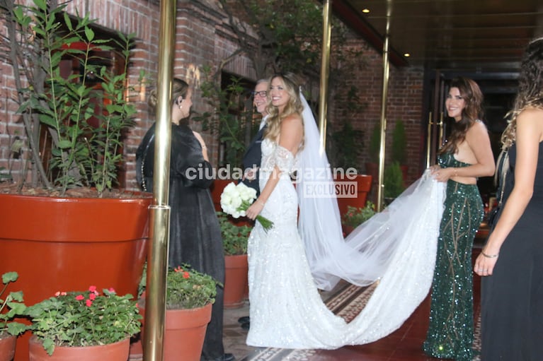 Así ingresó Stephanie Demner a la ceremonia.