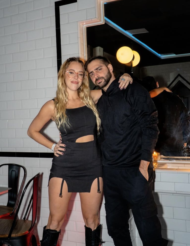 Así Nati Jota celebró sus 30 años: su audaz look total black y los invitados famosos a la fiesta