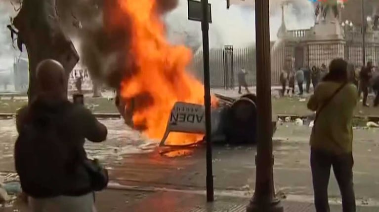 Así quedó el auto de Cadena 3 incendiado en el Congreso (Foto: captura eltrece)