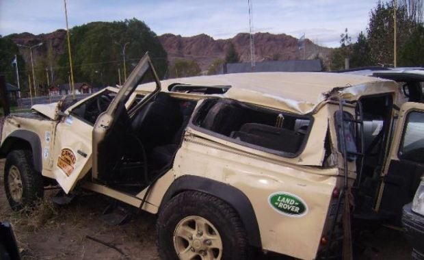 Así quedó la camioneta de Matías Garfunkel (Foto: gentileza diario Río Negro).